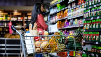 Românii strâng cureaua la cumpărături. Vânzările au scăzut, ce taie cetăţenii de pe listă când banii nu mai ajung