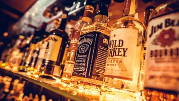 Românii cumpără tot mai mult alcool din piața neagră din cauza taxelor din ce în ce mai mari. Cât a pierdut statul din piața taxată