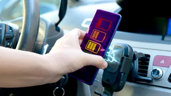 Încărcarea telefonului în mașină consumă carburant? Ce trebuie să știe orice șofer