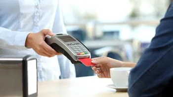 Cele mai mari greșeli pe care le fac românii în vacanță cu banii lor. La ce să fii atent în restaurante și când faci cumpărături