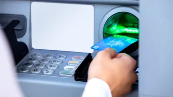 Ce comision plătești la retragerea banilor din străinătate. Suma pe care o poți pierde la 500 și 1.000 de euro