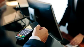 Cele 7 taxe ascunse pe care românii le descoperă abia când ajung la hotel. Vacanța poate ajunge să coste cu sute de lei mai mult