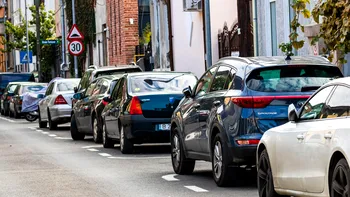 Ai găsit o mașină pe locul tău de parcare? Ce nu ai voie să faci, chiar dacă ai dreptate