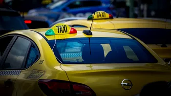 A urcat în taxi și a văzut aparatul acoperit cu un prosop. Cât i-a cerut șoferul unui bucureştean pentru nici doi kilometri: 