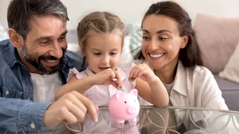 Ce poți cumpăra copilului la 18 ani dacă investești alocația în fiecare lună. Ce sumă poate strânge până la majorat