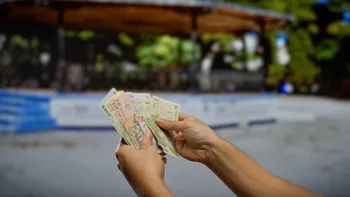 Banii care dispar cel mai repede din portofel. De ce românii cheltuie fără să-și dea seama sute de lei pe lună