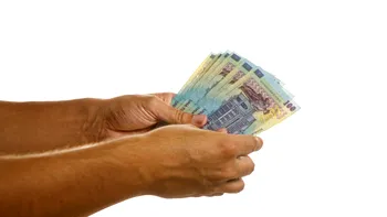 Românii compară salariile de la stat cu cele din privat. Dezbatere aprinsă: „Râdeam de ei în liceu, acum câștigă mai bine decât mine”
