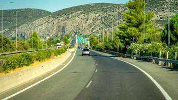 Cum economisești bani la plata carburantului în drum spre Grecia sau Bulgaria. Trucurile simple care salvează sute de lei
