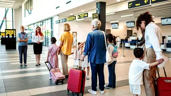Cu ce document nu poate ieși un copil din România? Confuzia care îi poate lăsa pe mulți părinți în aeroport