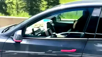 Filmare șocantă cu o mașină Tesla pe autostradă. Șoferița pare că doarme la 100 km/oră, cu doi copii în mașină VIDEO