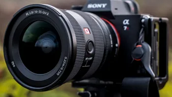 Sony RX10 V debutează oficial. Noua cameră cu zoom optic 24–600 mm și AI promite performanțe de top pentru fotografie și filmare