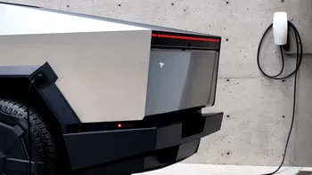 Tesla Cybertruck rămâne fără încărcare acasă, iar reparația poate ajunge la mii de euro. De ce evită Tesla o rechemare oficială