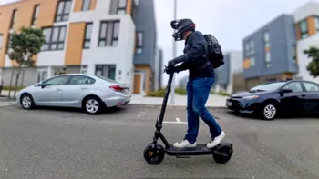 Trotineta electrică de 700 de euro cu 90 km autonomie și suspensie integrală. De ce viteza ei complică folosirea în România