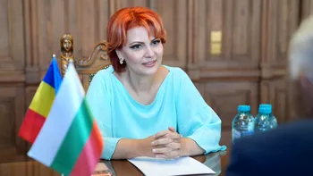 Cât a plătit Lia Olguța Vasilescu pentru a intra cu caiacul în Peștera Topolnița. Locul poate fi vizitat doar în anumite zile