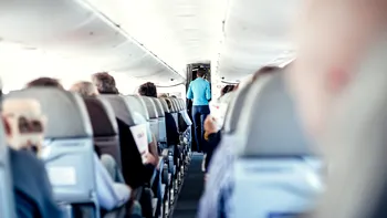 Ai bilet de avion, dar compania nu te lasă să urci la bord. Câți bani poți primi în caz de overbooking