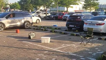 Ai găsit un loc de parcare „rezervat” cu o ladă sau un scaun. Ai voie să le muți și să parchezi?