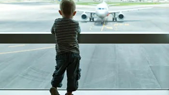 Ai rămas blocat în aeroport cu un copil? Ce este obligată compania aeriană să îți ofere