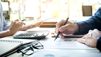 Ai salariu și încasezi și bani din drepturi de autor? Ce taxe trebuie să plătești în 2026