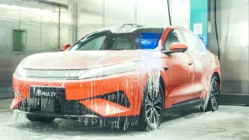 BYD lansează o electrică mai lungă decât Tesla Model 3 la doar 14.000 de euro: se încarcă de la 10% la 70% în cinci minute