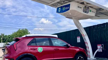Mașina electrică pe care o închiriezi cu 10 euro pe oră și se încarcă direct de la soare, complet gratis