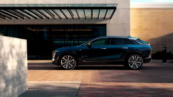 Cadillac Lyriq 2027 costă cu doar 174 de euro mai mult, dar primește acces direct la Tesla Supercharger