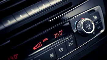 Când dai drumul la aerul condiţionat în maşină. Şoferii îl pornesc odată cu motorul, dar e o mare greşeală, spun specialiştii