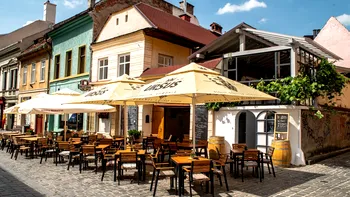 Cât costă o ciorbă, o porţie de cartofi prăjiţi sau o friptură în restaurantele din Bran şi Braşov. 