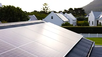 Cât economisești într-un an cu panouri fotovoltaice dacă ai aer condiționat. Calcul pentru o familie care locuiește la casă