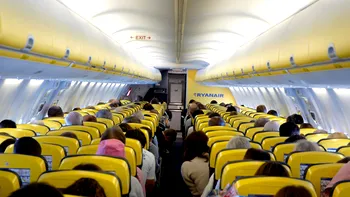 Ce a provocat incidentul în care un pasager a fost tras spre exterior prin geamul unui avion Ryanair. Concluziile preliminare ale anchetatorilor