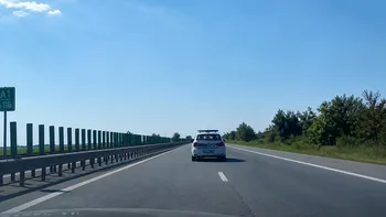 Ce înseamnă când mașina Poliției merge încet și ocupă două benzi pe autostradă. Ce trebuie să faci în această situație