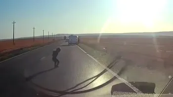 Ce riscă tatăl copilului care a căzut din duba aflată în mers. Sancțiunile care pot fi aplicate, imaginile au stârnit revoltă