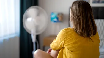 Materialul mov care ține mai răcoare decât bumbacul alb. Invenția care ar putea schimba hainele pentru caniculă
