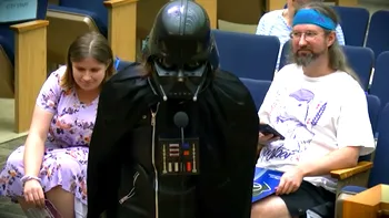 VIDEO: „Darth Vader” a apărut la ședința consiliului local pentru a susține camerele de supraveghere. „Imperiul trebuie să-i urmărească pe rebeli”. Unde s-a întâmplat și cum au reacționat autoritățile