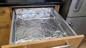De ce să pui folie de aluminiu în sertarele din bucătărie. Trucul util devenit viral în 2026