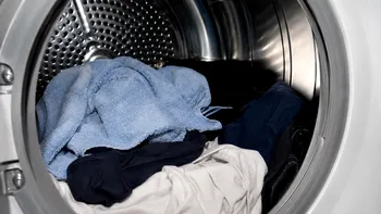 De ce se pune un prosop uscat în uscător împreună cu hainele ude. Trucul care promite să scurteze timpul de uscare