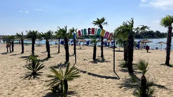 Destinația din România unde te simți că în Spania. Plaja cu palmieri amenajată departe de mare adună din ce în ce mai mulţi turişti