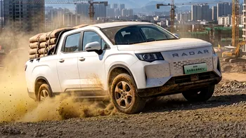 Mașini care merg prin apă și se cațără la unghiuri imposibile, testate în China. 1600 de autoturisme au făcut valuri la târgul auto de la Chengdu