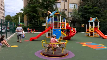 Locuri de joacă obligatorii lângă blocurile noi. Ce obligație ar putea apărea pentru dezvoltatorii imobiliari