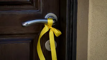 Motivul pentru care poţi observa o panglică galbenă prinsă de clanţa uşii. Mesajul pe care vor să îl transmită proprietarii