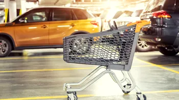Parcările supermarketurilor ar putea fi folosite peste noapte de șoferi. Ce tarife și program sunt luate în calcul