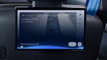 Robotaxiul Waymo primește Gemini: mașina fără șofer îți răspunde și găsește cea mai bună cafea