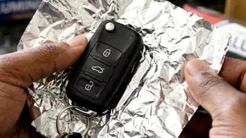De ce pun unii șoferi folie de aluminiu pe cheia mașinii. Trucul simplu care poate avea un rol important