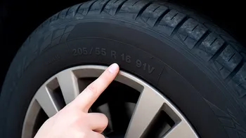 Anvelopă cu gâlmă pe lateral: cât de periculos este și de ce nu merită riscul