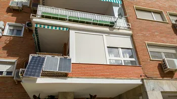 Panouri fotovoltaice pe balcon: cât costă un kit și cât poți reduce factura la energie. Regulile pe care trebuie să le respecți înainte de montare