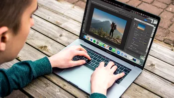 Cum elimini o persoană dintr-o fotografie în Photoshop fără să rămână urme. Instrumentul care reconstruiește automat fundalul