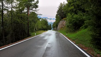 De ce asfaltul pare ud când afară sunt peste 35°C. Fenomenul pe care îl observă șoferii în zilele caniculare