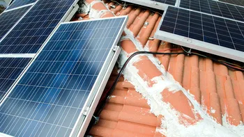 Panouri fotovoltaice cu sau fără baterie? Diferența de preț și în câți ani îți recuperezi investiția