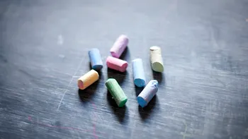 De ce se pune o bucată de cretă în dulapul cu haine. Trucul vechi care revine odată cu toamna