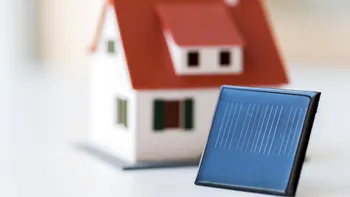 Merită să cumperi o baterie de 5 sau 10 kWh pentru casă? Cât costă și cât din energia produsă ziua poți folosi seara