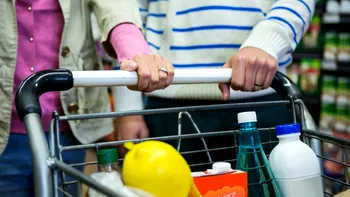 Unde s-au dus banii românilor în 2025. Suma uriașă cheltuită în supermarketuri, mall-uri și marile magazine